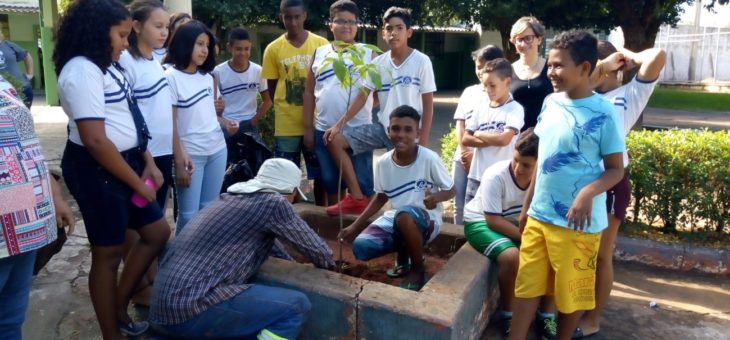 Projeto Escola da família planta diversas mudas nativas em Pereira Barreto